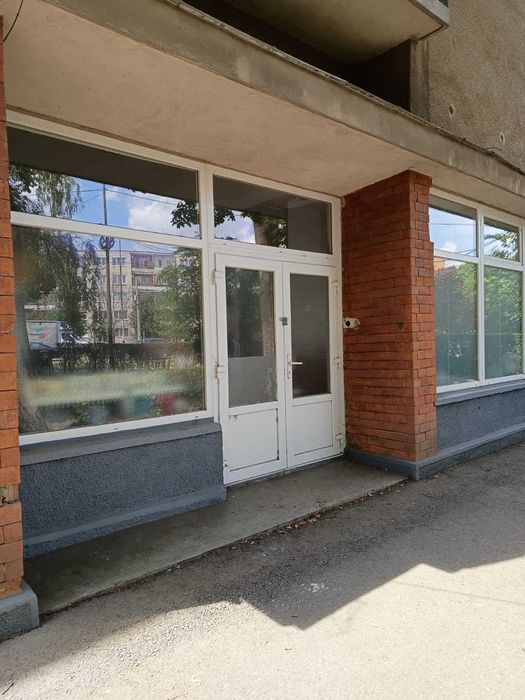 De inchiriat  spatiu comercial cu vitrina la strada si doua intrari