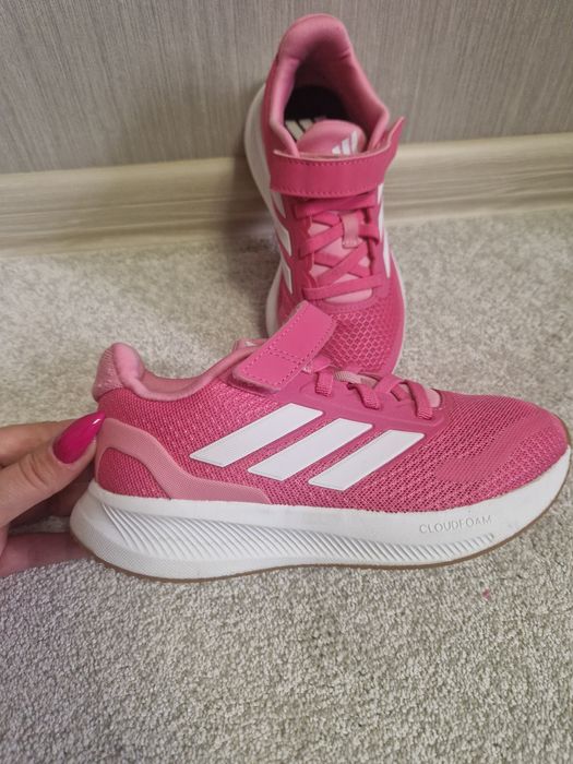 Маратонки Adidas за момиче, номер 30-31