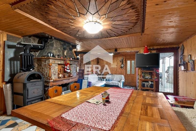 Ексклузивна, двуетажна, обзаведена къща за продажба, с работещ магазин