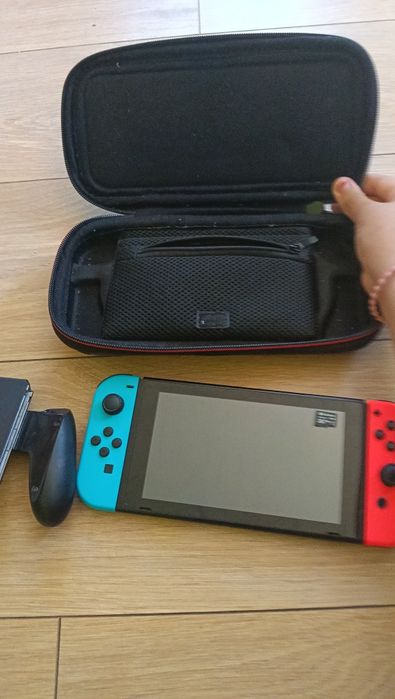 Продавам Nintendo switch със калъф и  черен захват за контролерите. Също така включва карта Micro Sd за повече място, 32GB повече място за игри.