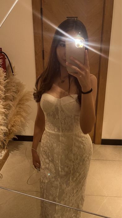 Ақ ұзын корсетте көйлек