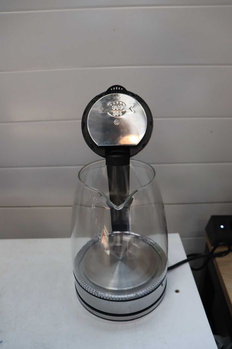 Стъклена кана Leyf 1.8 л - 1500 W, без BPA, въртяща се на 360° основа, LED осветление, автоматично изключване, защита от прегряване, бързо нагряване