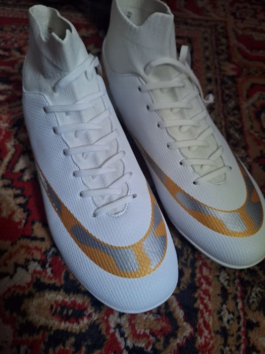 Футбольные бутсы без шипов