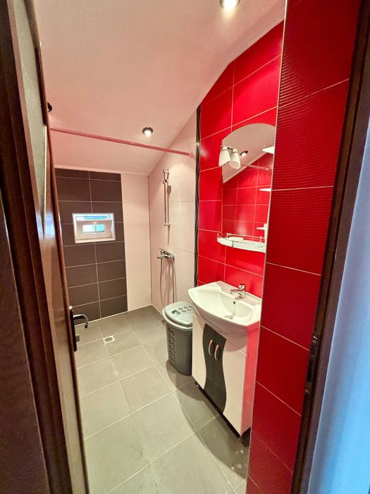 Дава се под наем Етаж от къща в Шумен, 5-ти полк - 143 кв.м за 459 € - Снимка #8