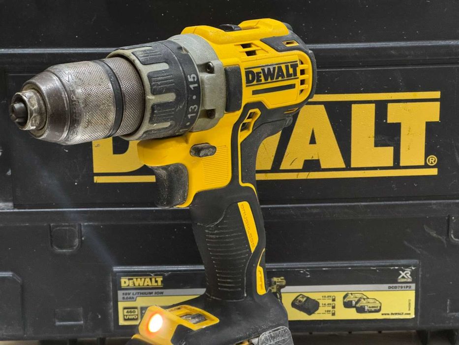Акумулаторен винтоверт DeWALT DCD791P2 с 2 батерии и зарядно