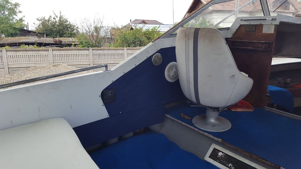 Vând barca cu peridoc 3300È