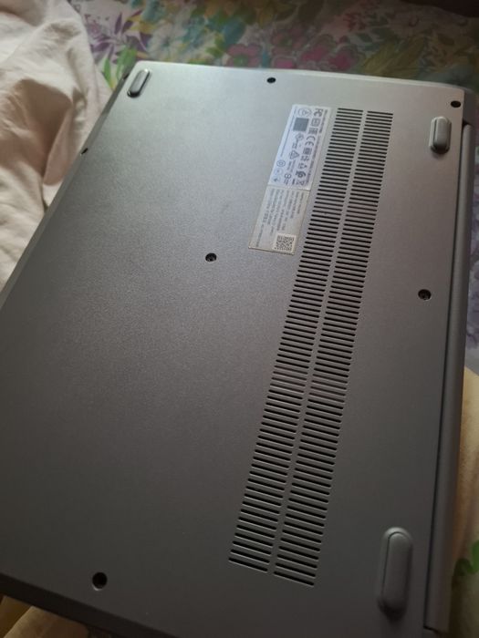 „Laptop Lenovo IdeaPad 3 defect display – pentru piese