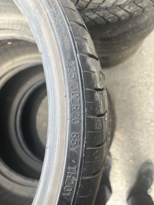 Продам резину 225/30 R20