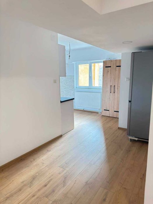 De vânzare apartament cu 4 camere