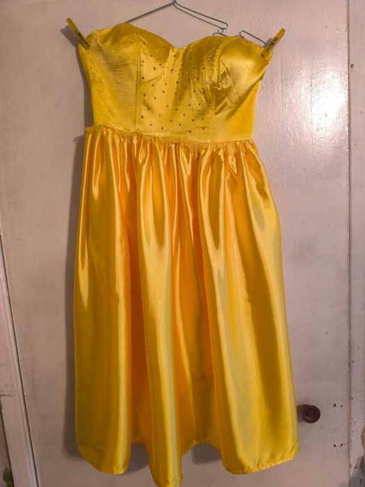 Продаю платье желтое