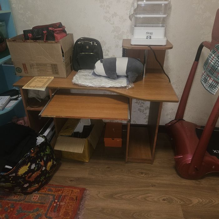 стол для компютер