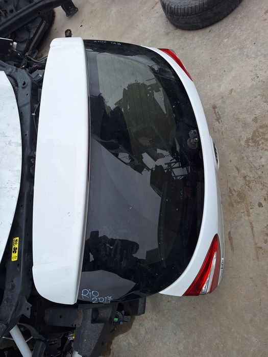Врата багажник Kia Rio hatchback / Киа Рио хечбек 2015г.