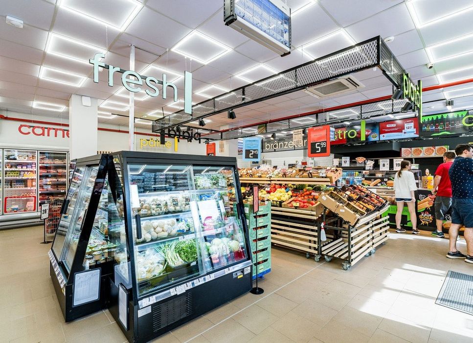Spatii comerciale Roman, inchiriate Profi + Superbet, 808 mp