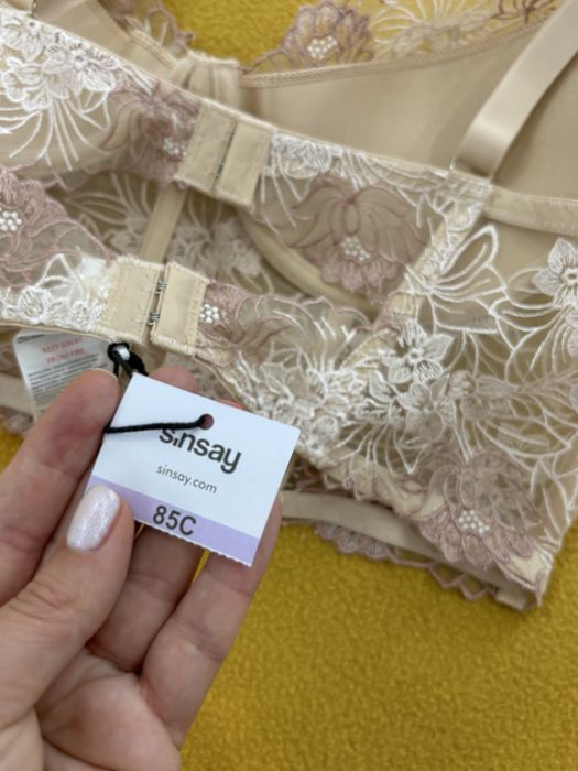 Красиво бюстие в нют цвят бродерия 85C