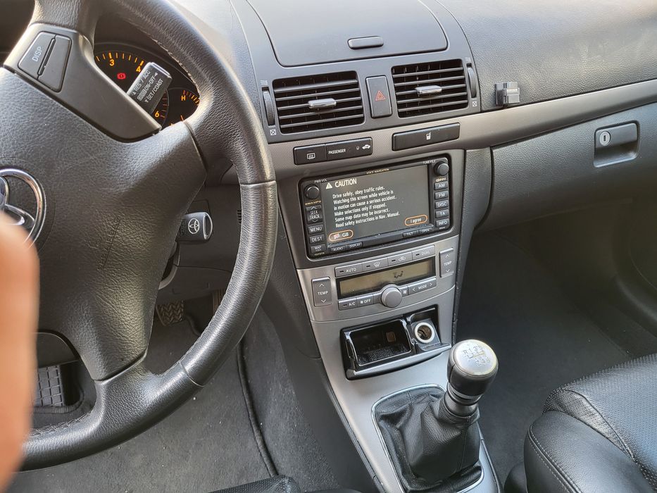 Таета авенсис 2.0 Д4Д 126 коня, цветът е много красив, мокър асфалт, ч