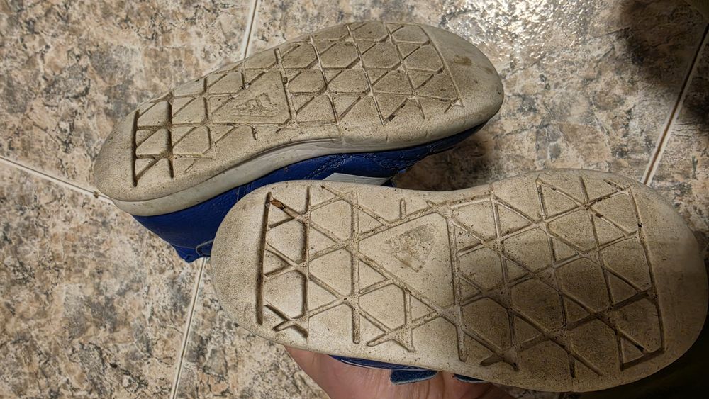 Подарявам детски обувки