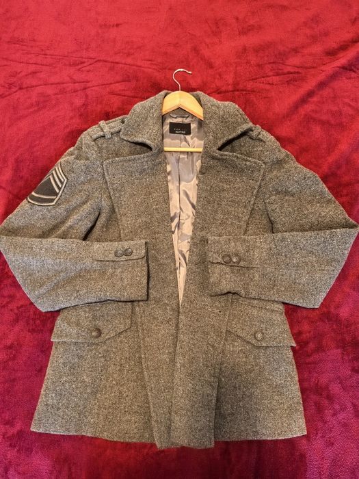 Palton Zara, 70% lână cu epoleți și insignă