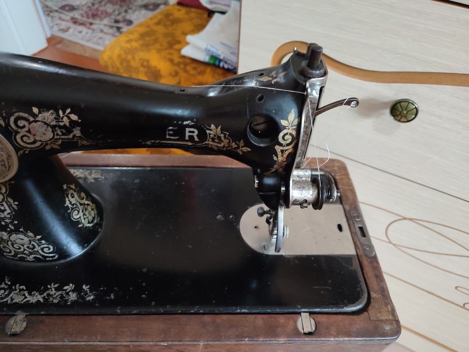 Продам швейную машинку