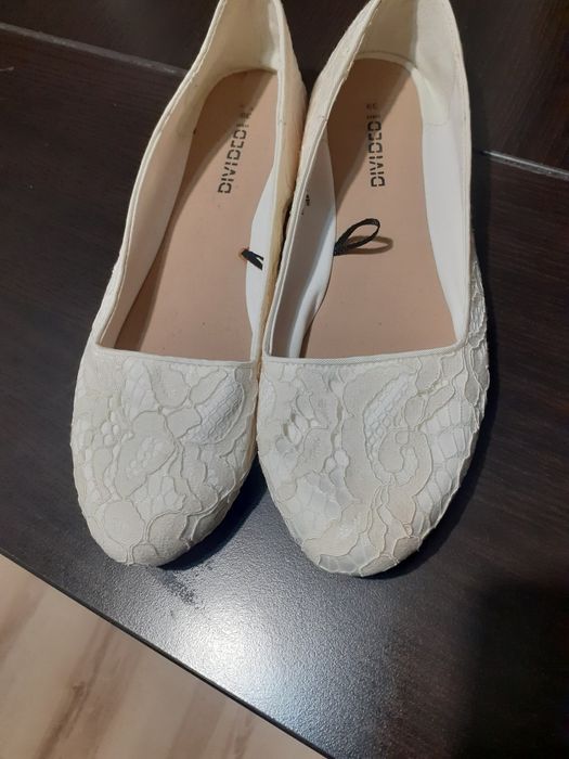 Vand balerini albi cu dantela marimea 39