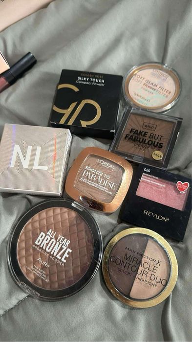 Пудри за лице, мигли.