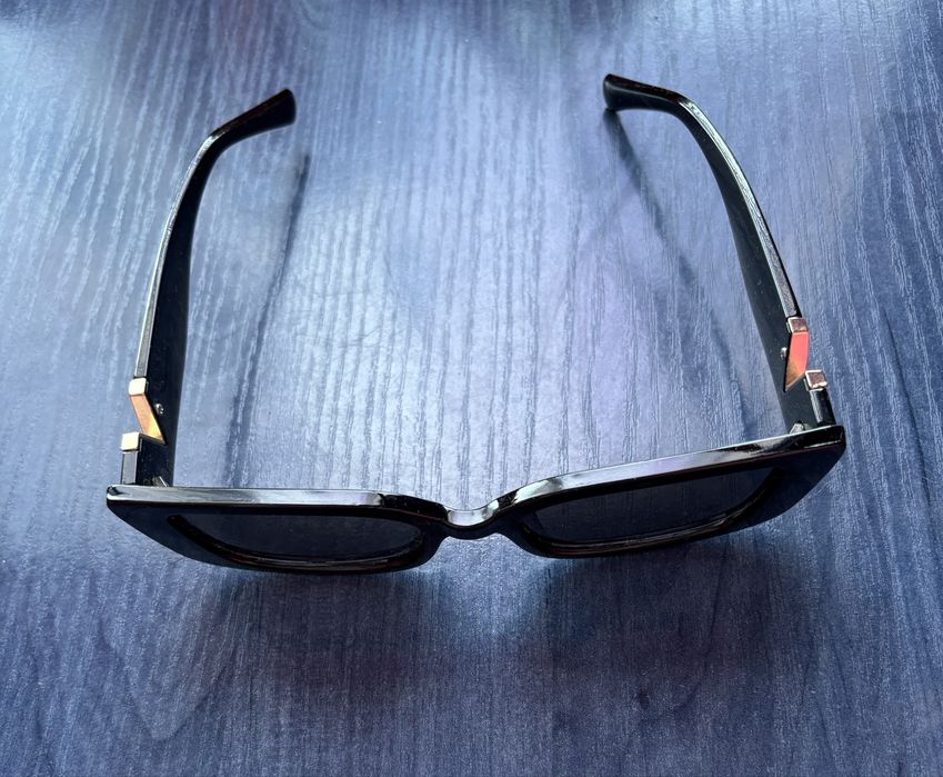 Слънчеви очила със златист детайл