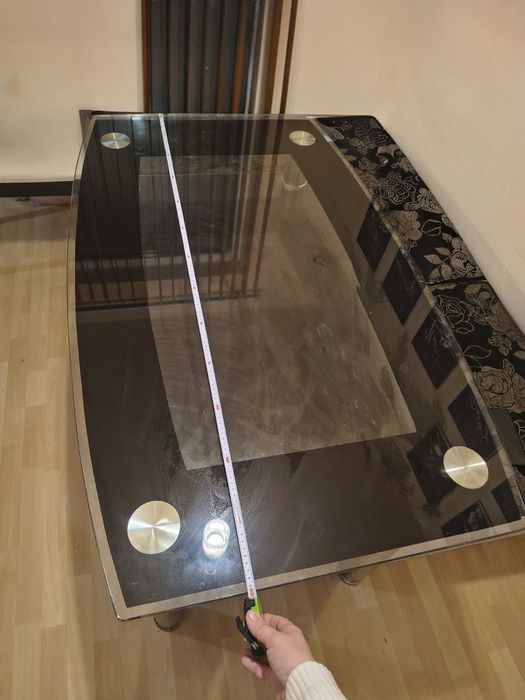 Трапезна маса със стъклен плот