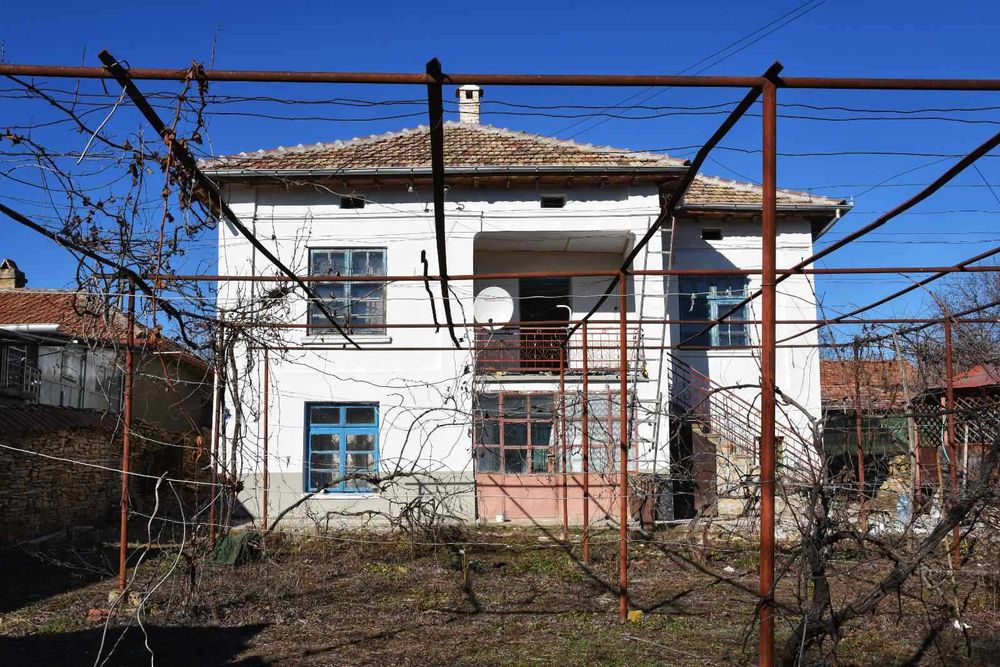 Двуетажна къща в село Долна Липница