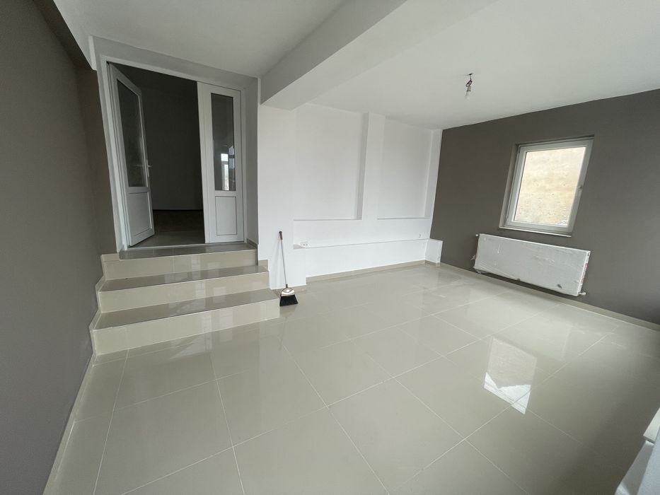 Apartamente cu spatiu comercial