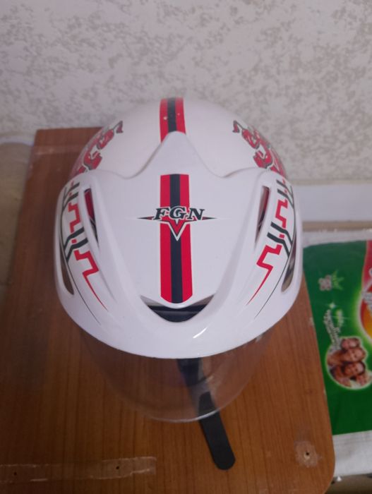 Moto kaska sotiladi qishki issiq aynegi tushib koʼtariladi