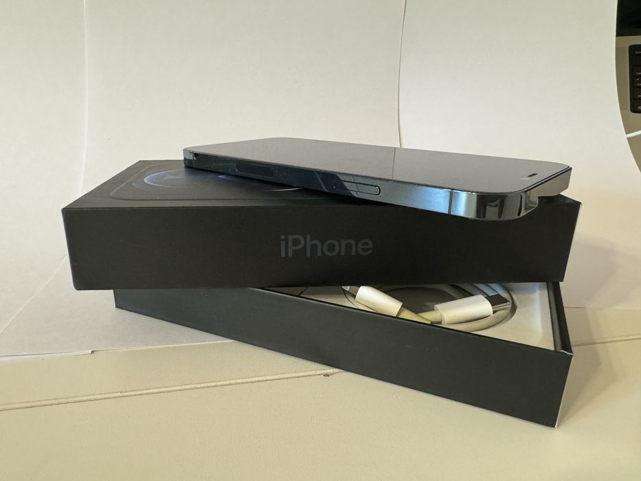 Продаю Iphone 12 PRO 256GB + AirPods 3