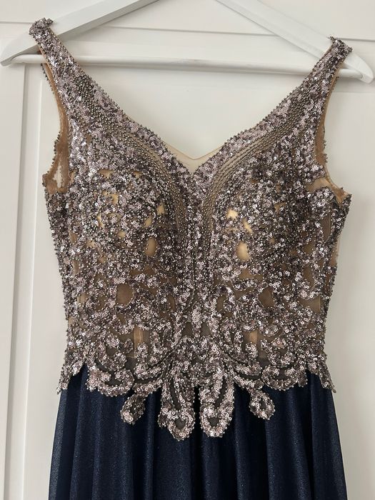 Продавам дълга официална рокля