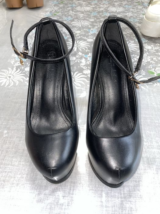 Женская обувь, черные каблуки