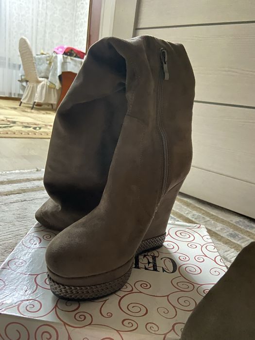 Замшевые новые сапоги на платформах