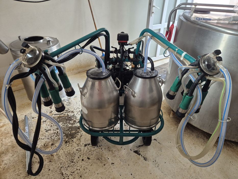 Vând aparat de muls cu 2 posturi si 2 bidoane inox