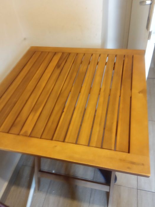 Малка дървена масичка