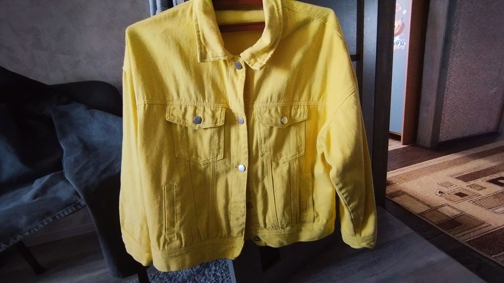 Светложелтая джинсовка