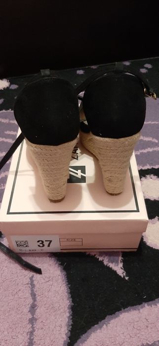 Сандали на ток Zapatos