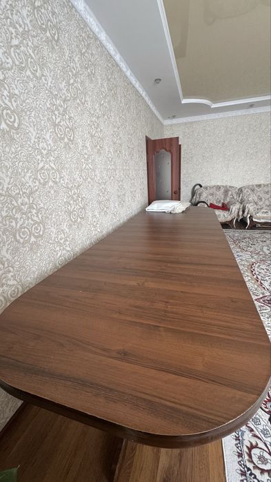 Стол со стульями для гостинной
