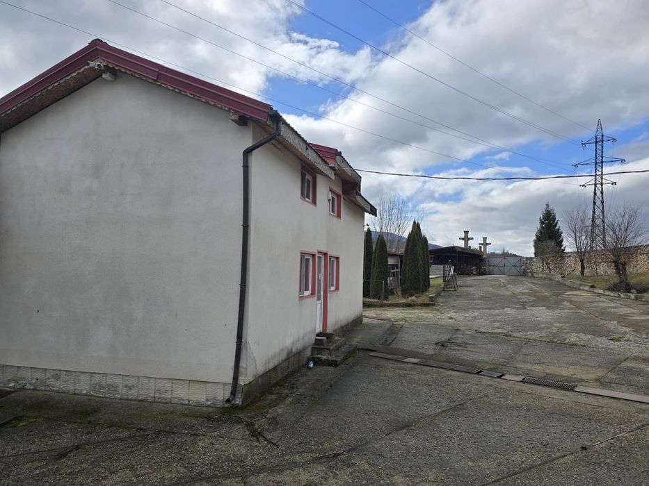 Pământ de vânzare + anexe