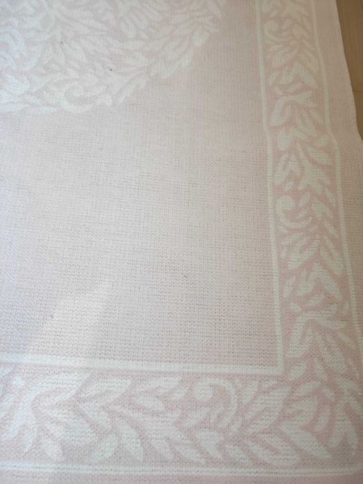 Чисто нов килим бяло с розово