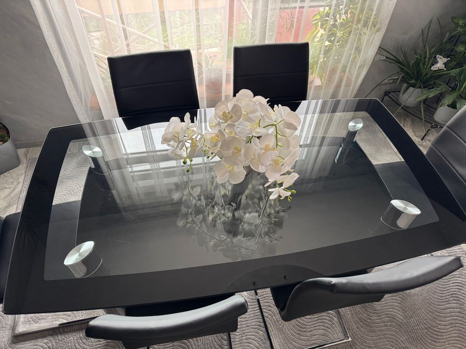 Стъклена трапезна маса и столове
