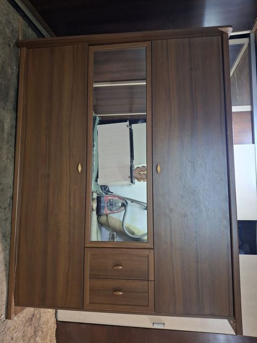 Шкаф с зеркалом трехдверный