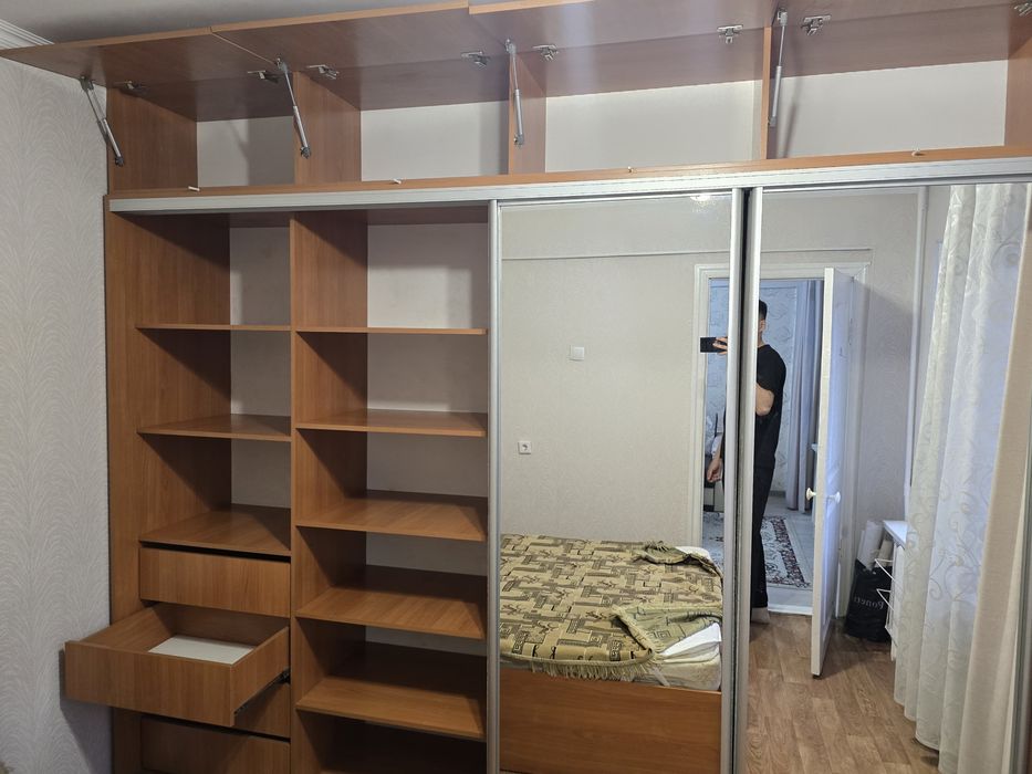 Продам шкаф с полками до потолка