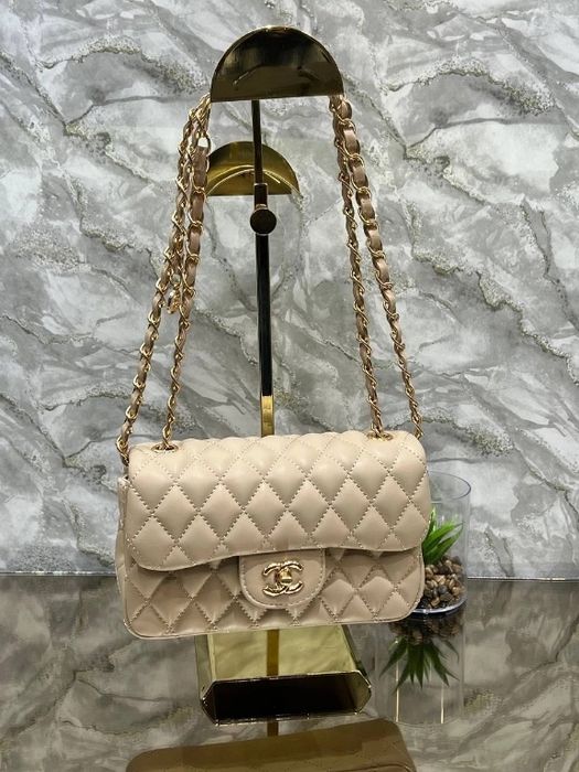 Кремава чанта CHANEL