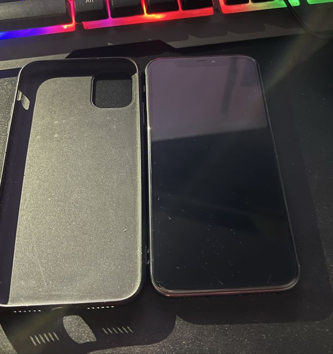 iPhone 11 de vânzare – funcţional cu mici defecte, (NEGOCIABIL )