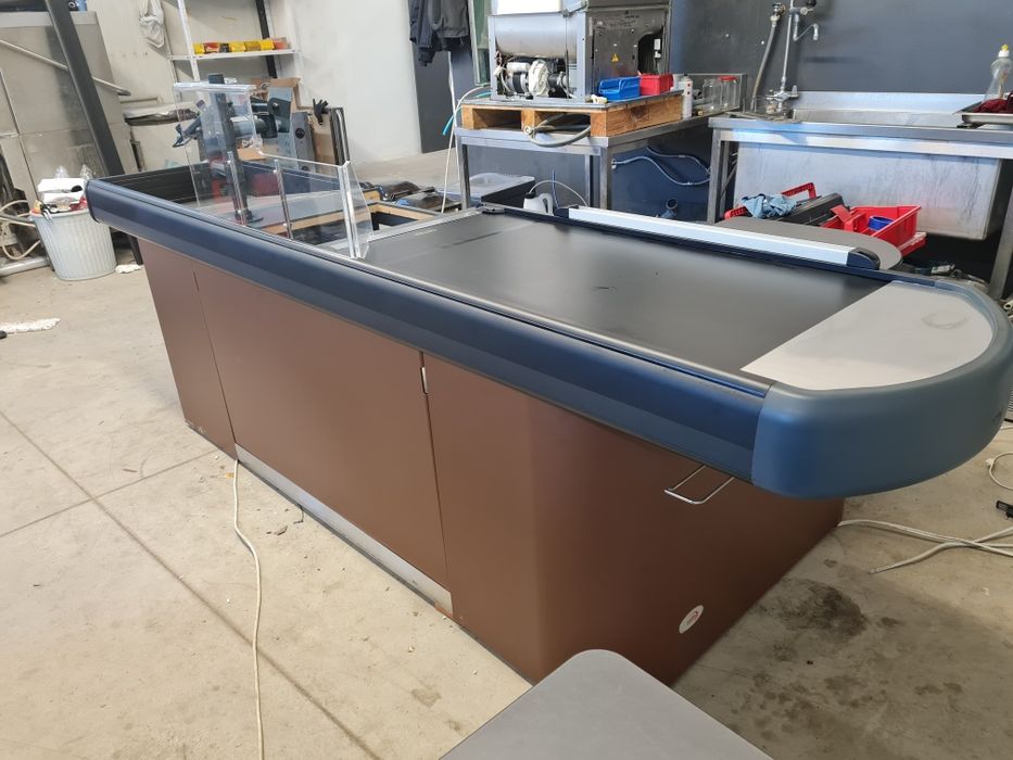 Касов бокс с подвижна лента