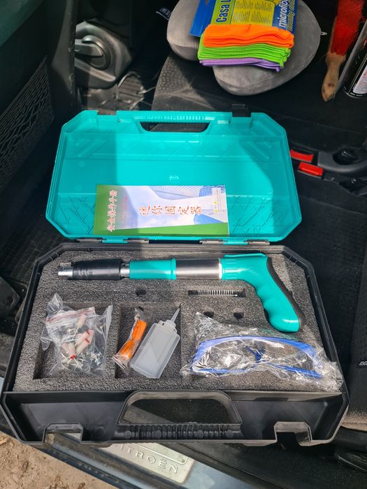 Pistol cuie cu pirotehnice