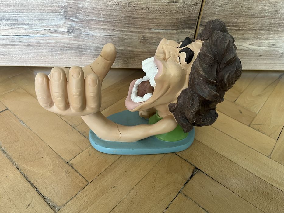 поставка за бутилки карикатура