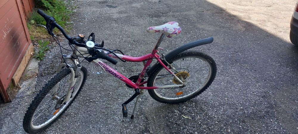 Продавам розово колело.