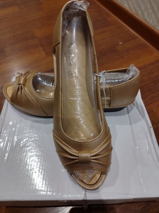 Женские черные туфли